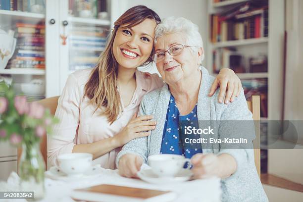 Sozialarbeiter Ist Sie Eine Ältere Frau Stockfoto und mehr Bilder von Alter Erwachsener - Alter Erwachsener, Das Leben zu Hause, Heilberuf