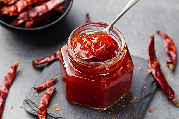 salsa di pomodoro e peperoncino, marmellata, confiture in un barattolo di vetro - chutney jar tomato preserved foto e immagini stock