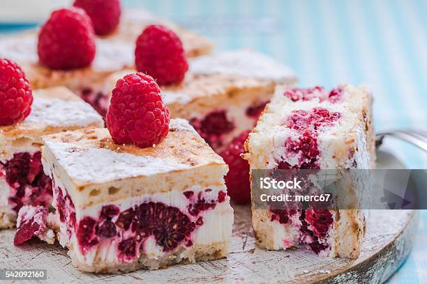 Pastel De Verano De Frambuesa Con Frutas Frescas Foto de stock y más banco de imágenes de Tarta - Postre - Tarta - Postre, Postre, Frambuesa