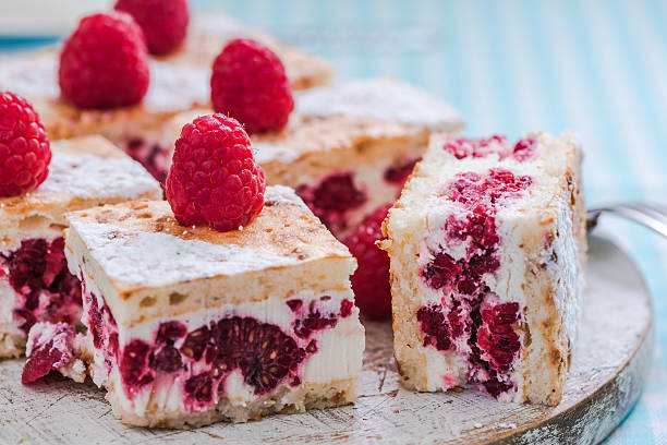 kuvapankkikuvat ja rojaltivapaat kuvat aiheesta vadelma kesäkakku tuoreilla hedelmillä - mousse dessert