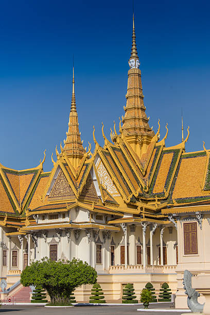 istock Golden temple in Phnom Penh 542095436