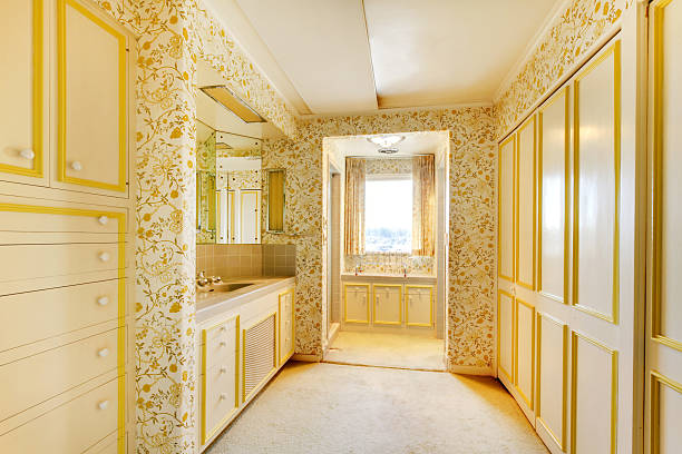 istock Old classic American house antique bathroom interior. 542095836