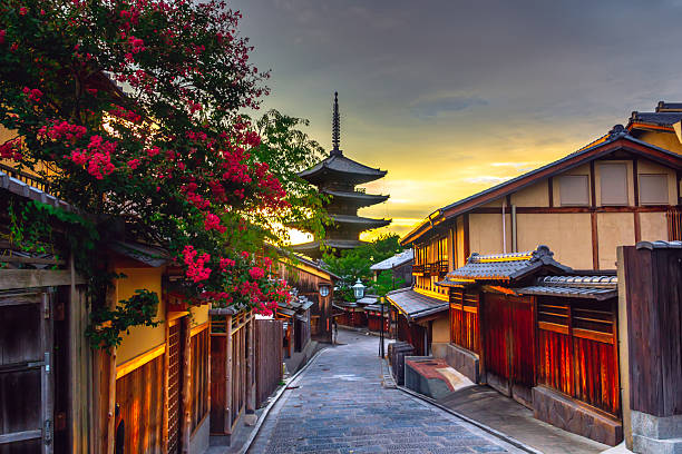 yasaka pagoda de y sannen zaka calle - travel temple cityscape city fotografías e imágenes de stock