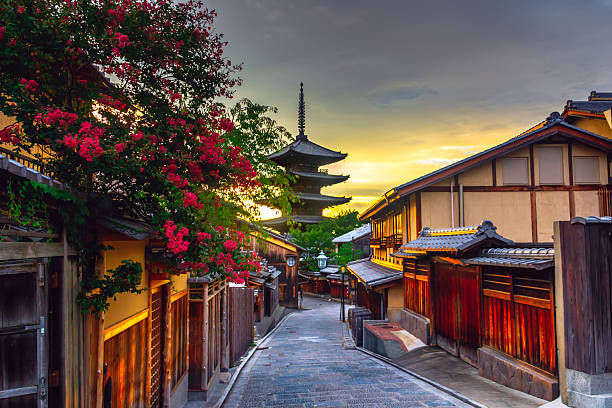 yasaka pagoda i sannen zaka ulica - travel temple cityscape city zdjęcia i obrazy z banku zdjęć