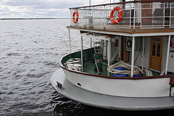 川の船尾の破片 - moored passenger ship rope lake ストックフォトと画像