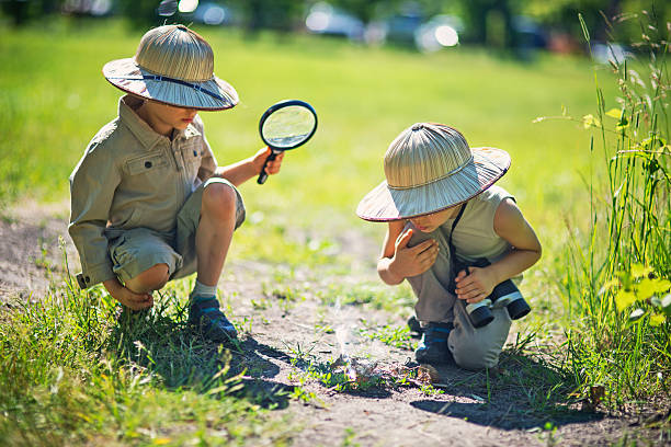 小さな男の子に、サファリを拡大グラス炎 - children only adventure exploration education ストックフォトと画像