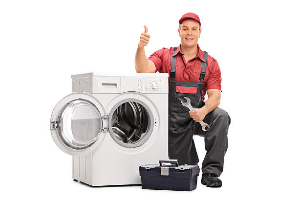 рабочий ремонт сломанной стиральной машины - repairing appliance clothes washer repairman стоковые фото и изображения