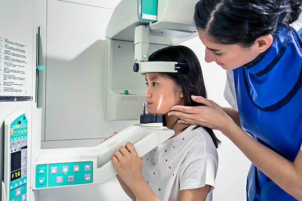 看護師が子供の歯の準備のために x 線 - radiologist cat scan x ray cat scan machine ストックフォトと画像