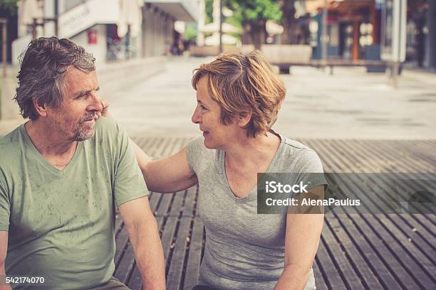 Glücklich Senior Europäischer Abstammung Paar Sitzen Amd Sprechen In Der Stadt Stockfoto und mehr Bilder von 50-54 Jahre