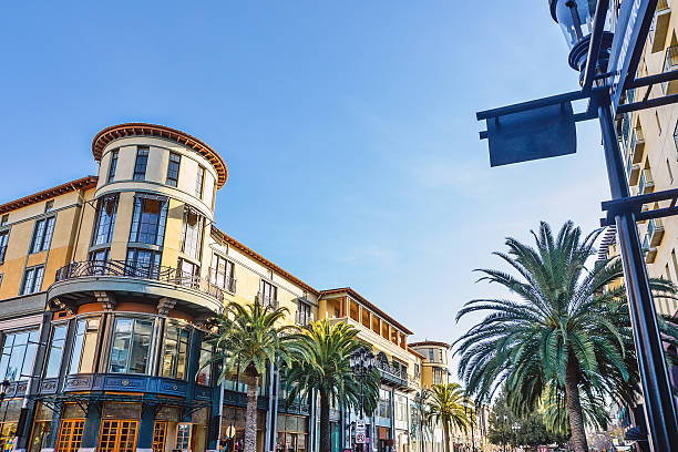 istock Scenery of the beautiful shopping avenue 542174176