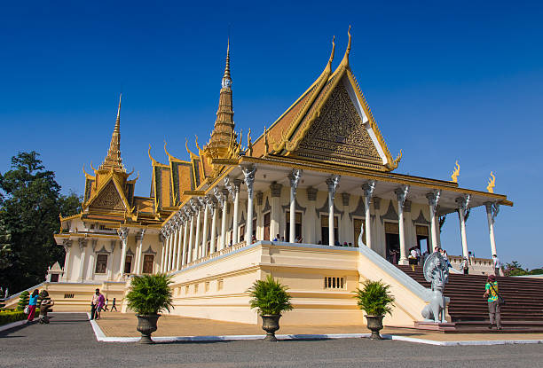 istock Golden temple in Phnom Penh 542175158