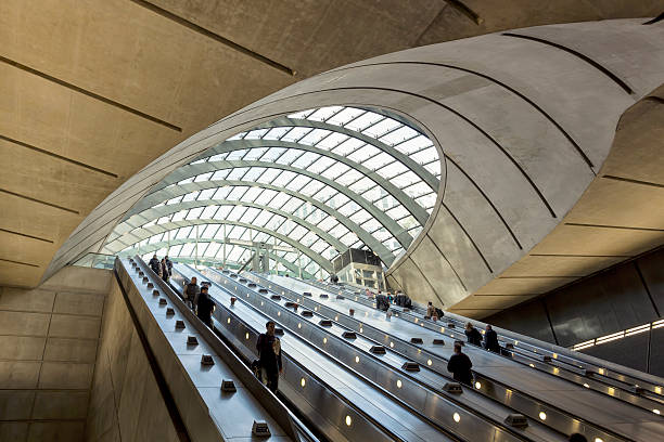 escadas rolantes a estação de metrô canary wharf, em londres. - canary wharf railway station - fotografias e filmes do acervo