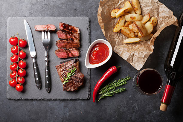 striploin bistec a la parrilla y un vino tinto - balsamic vinegar bottle vinegar red wine fotografías e imágenes de stock