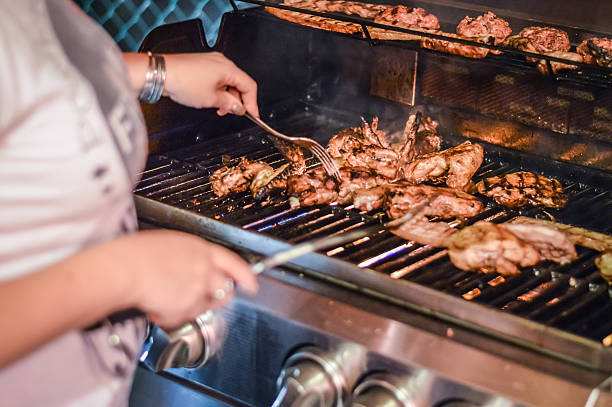 grillfleisch auf grillaus nächster nähe - barbecue chicken fotos stock-fotos und bilder