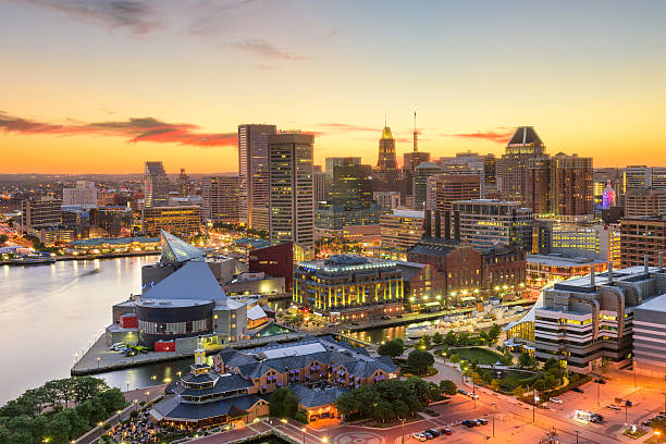 skyline von baltimore, maryland - baltimore maryland inner harbor skyline stock-fotos und bilder