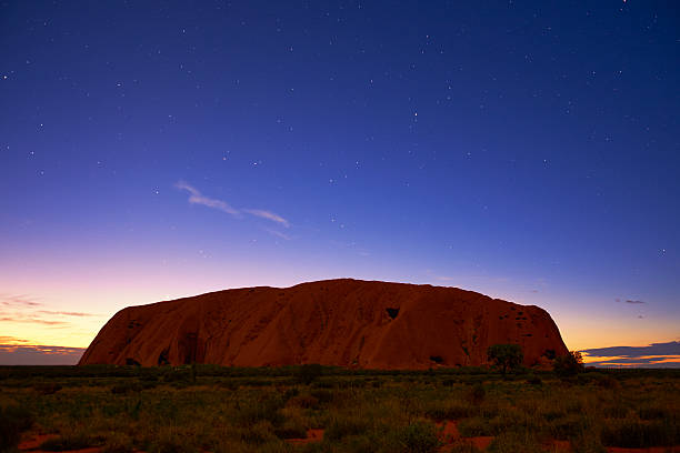 lumière des étoiles et l'approche de l'aube au uluru - uluru australia northern territory sunrise photos et images de collection