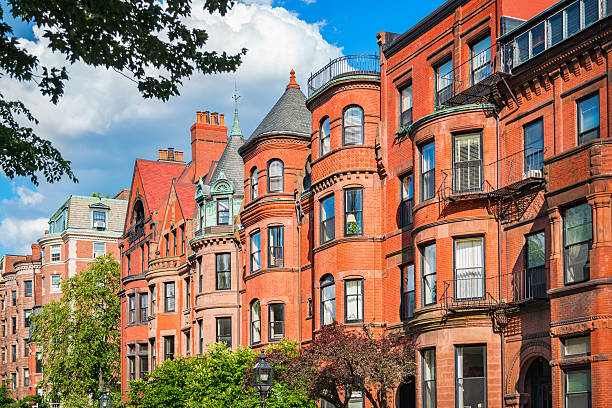 fila brownstone típicas casas en el back bay de boston, massachusetts, ee.uu. - piedra caliza de color rojizo fotografías e imágenes de stock