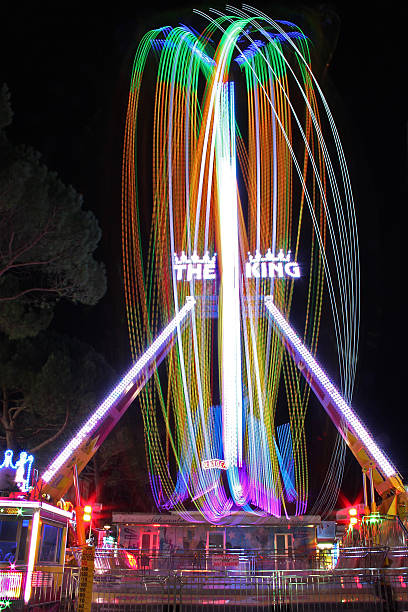 grande roue de nuit avec sentiers de lumière-parc d "attractions. - blurred motion amusement park spinning lighting equipment photos et images de collection