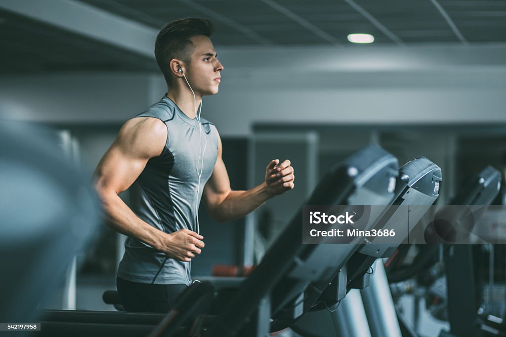 Correr en la máquina trotadora  - Foto de stock de Gimnasio libre de derechos