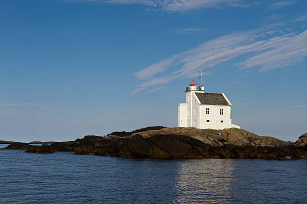 istock island with white house 542200020