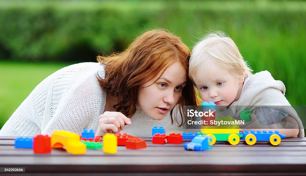 Frau und sein Sohn spielen mit bunten Plastikblöcken - Lizenzfrei Kind Stock-Foto