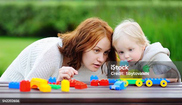 Frau Und Sein Sohn Spielen Mit Bunten Plastikblöcken Stockfoto und mehr Bilder von Kind