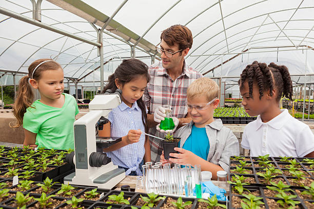 お子様用学習生物を手に入れる - field trip child learning classroom ストックフォトと画像