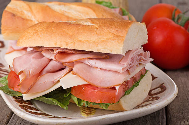 kanapka ze świeżą szynką - delicatessen meat sandwich ham zdjęcia i obrazy z banku zdjęć