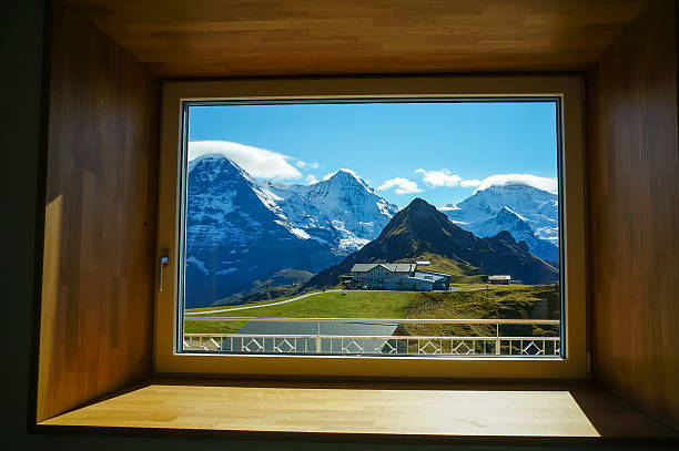 l'eiger,monch,jungfrau famoso vertice attraverso la finestra - jungfraujoch jungfrau bernese oberland monch foto e immagini stock