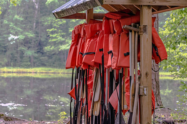 memórias do acampamento de verão - life jacket equipment safety jacket - fotografias e filmes do acervo