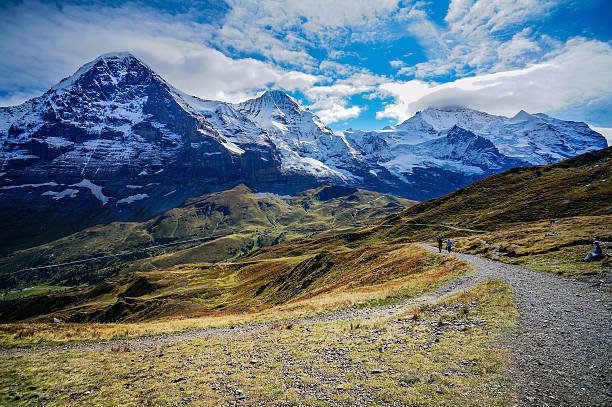 sentiero escursionistico con vista sulla vetta di eiger, monch e jungfrau. - jungfraujoch jungfrau bernese oberland monch foto e immagini stock