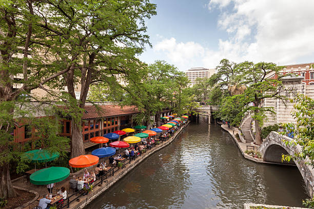 promenade rivière walk de san antonio, au texas - san antonio riverwalk downtown district river photos et images de collection