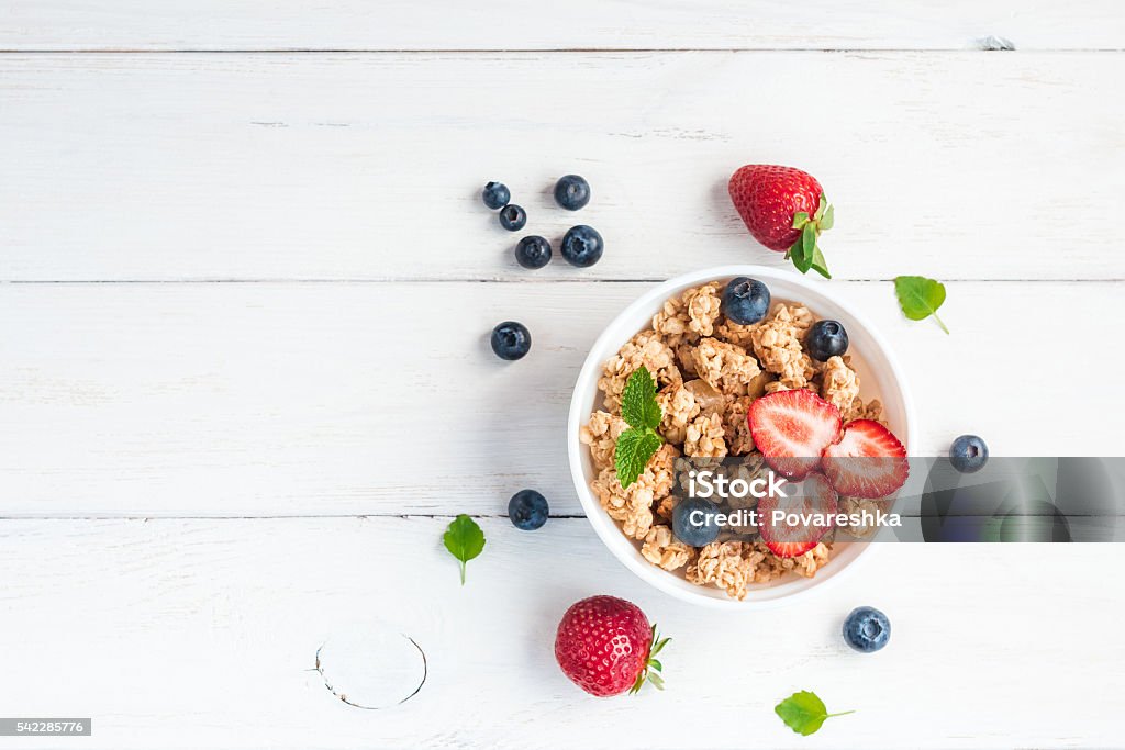 Sana colazione con ai cereali e frutti di bosco, vista dall’alto, lay flat - Foto stock royalty-free di Prima colazione