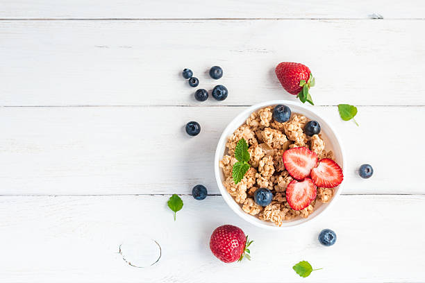 sana colazione con ai cereali e frutti di bosco, vista dall’alto, lay flat - avena cereali da colazione foto e immagini stock