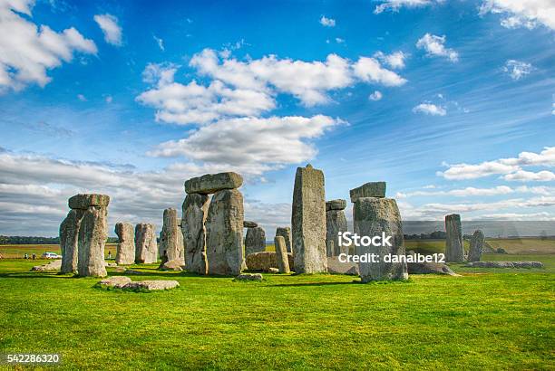 Stonehenge Mit Blauer Himmel Stockfoto und mehr Bilder von Stonehenge - Stonehenge, Salisbury - England, England