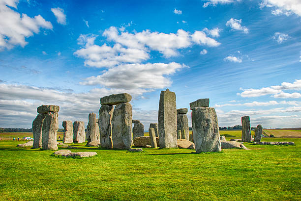 stonehenge con cielo azul - stonehenge fotografías e imágenes de stock