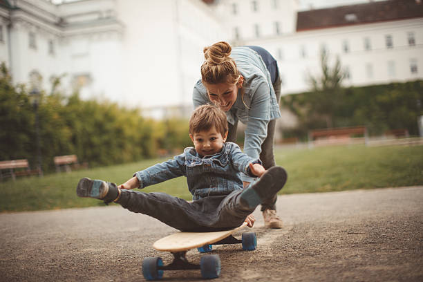 little skater - cycling bicycle women city life foto e immagini stock