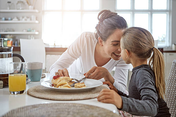 no hay mayor amor... - child eating healthy eating healthy lifestyle fotografías e imágenes de stock