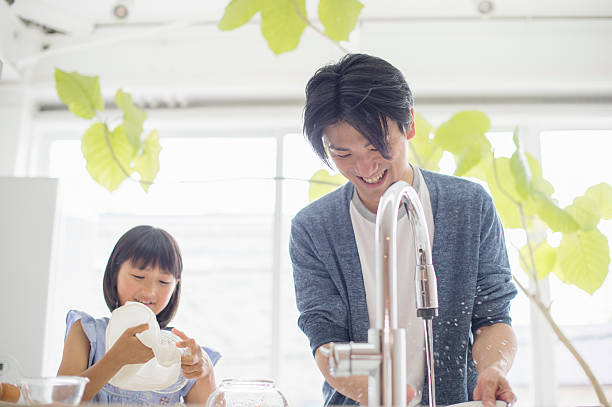 istock Father and daughter to the dishwashing 542294008