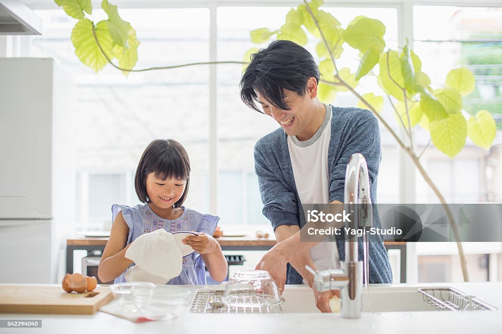 Père et fille à le lavage de la vaisselle - Photo de Faire la vaisselle libre de droits