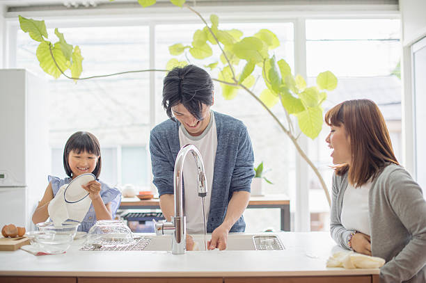 istock Father and daughter to the dishwashing 542294096