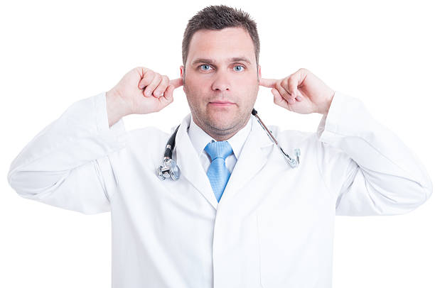 concepto de médico masculino o médico que hace gesto sordo - hand to ear fotografías e imágenes de stock