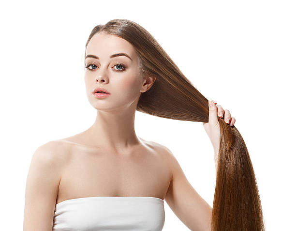 hermosa mujer con cabello largo sano mantenlo en la mano - modelo de artista fotografías e imágenes de stock