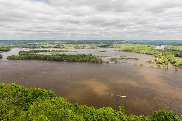 istock Mississippi River Scenic 542300210