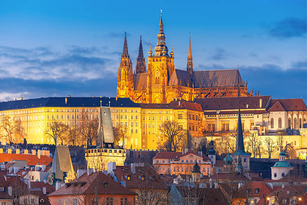 пражский замок и мала страна, чешская республика - prague europe czech republic night стоковые фото и изображения