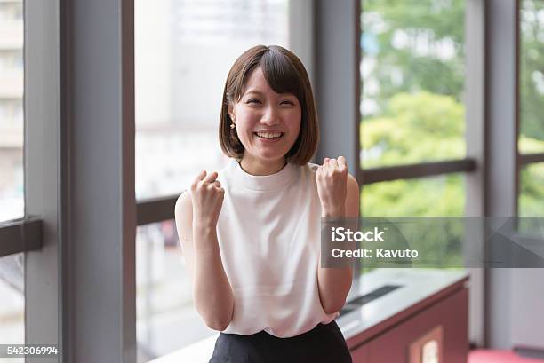 Japanische Junge Frau Ist Die Positiv Einstellung Stockfoto und mehr Bilder von Frauen - Frauen, Japan, Japanische Kultur