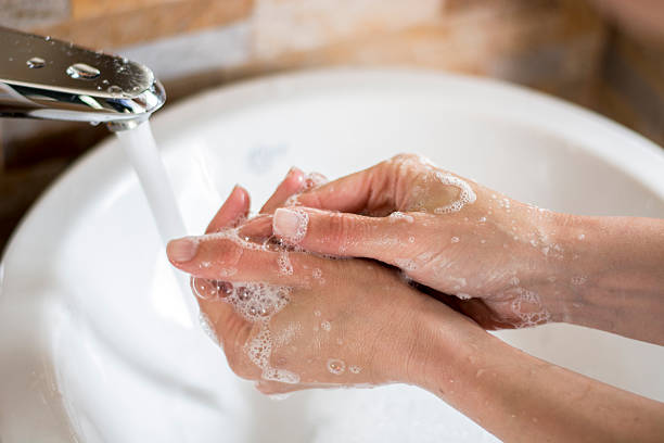 close-up das mãos com espuma de sabão - one person sink washing hands bathroom - fotografias e filmes do acervo