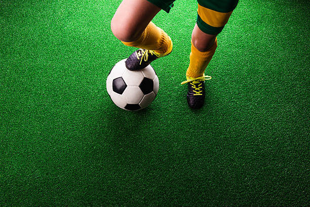 nicht erkennbare kleinen fußballspieler gegen grünes gras, studio - soccer child indoors little boys stock-fotos und bilder