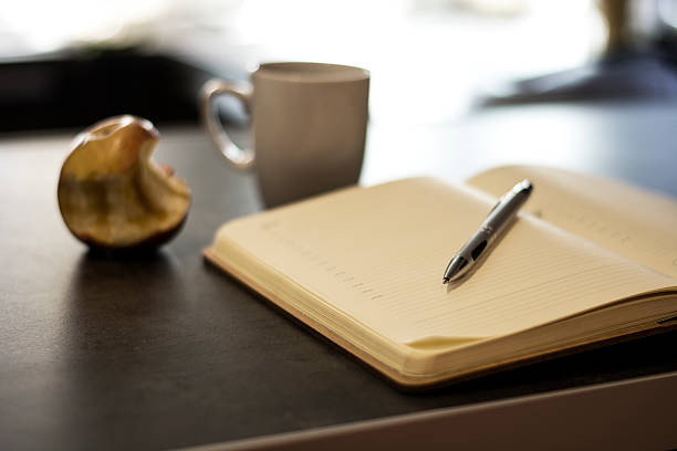 papel vazio com lápis e café na mesa - black coffee coffee single object drink - fotografias e filmes do acervo
