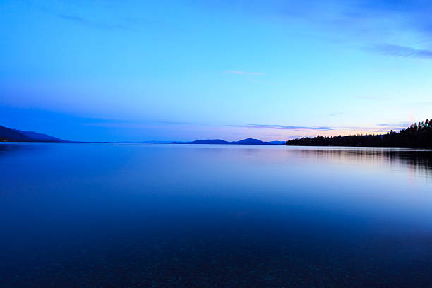 sunset over flathead lake. - dusk blue montana landscape imagens e fotografias de stock